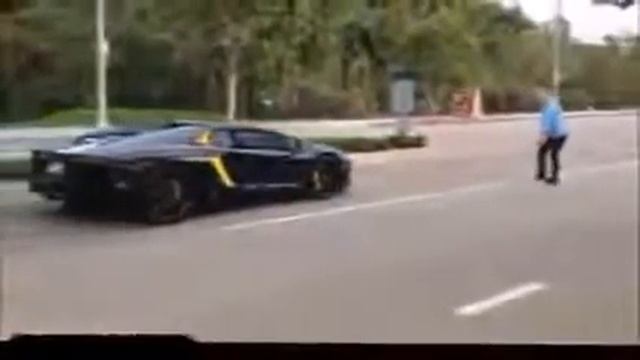 Дед разбил Lamborghini смотреть онлайн