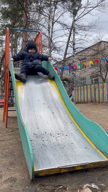 Володя катится с горки на площадке детского сада. Володе 3,8 лет смотреть онлайн