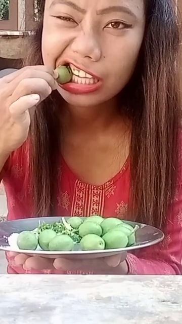 Eating olive Fruit смотреть онлайн