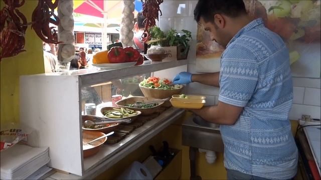 Egyptian Street Food at the Smallest Falafel Wrap shop in the world, Camden Stables Market, London смотреть онлайн