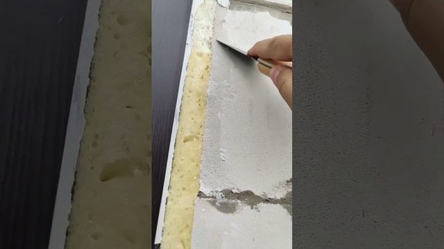 Удаляем Стиз с оконной рамы и пенного шва. Готовим окна к приклейке элемента примыкания с сеткой смотреть онлайн