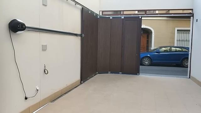 Puerta seccional de apertura lateral, imitación madera oscura. Instalación de motor techo lateral. смотреть онлайн