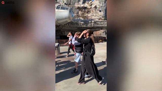 Angelina hits Disneyland with Shiloh, Knox and Vivienne | SWNS TV смотреть онлайн