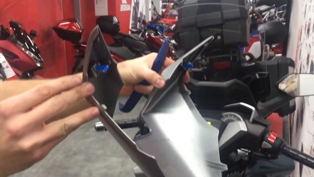 Demontáž plastu Honda Forza 125/300 смотреть онлайн
