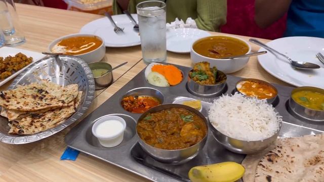 Индийская кухня в центре Паттайи, Таиланд смотреть онлайн