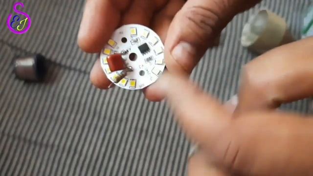 CFL se LED bulb kaise banaye | cfl bulb ko led bulb kaise banaye | how to make led bulb from cfl смотреть онлайн