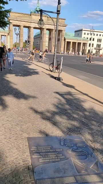Berlin. 07 Aug 2022. Friends camp, Brandenburg gate. Gorbachev memorial, Ukrainian meeting смотреть онлайн