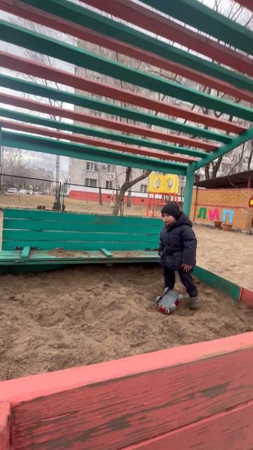 Володя играет в песочнице детского сада. Володе 3,8 лет смотреть онлайн