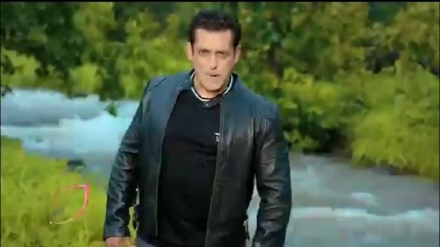 Salman Khan's First Look In Jacket From Sets Of Bigg Boss 14 Promo Shoot In Mehboob Studio смотреть онлайн