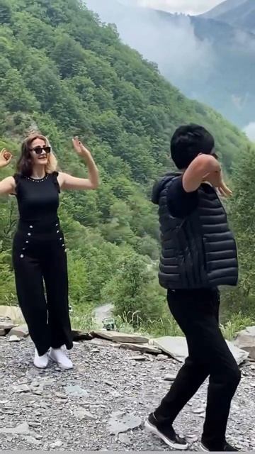 Девушка и Парень Танцует Хит Лезгинка смотреть онлайн