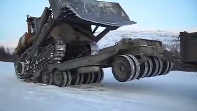 Бульдозер Т 35 01 заезжает на тралл смотреть онлайн