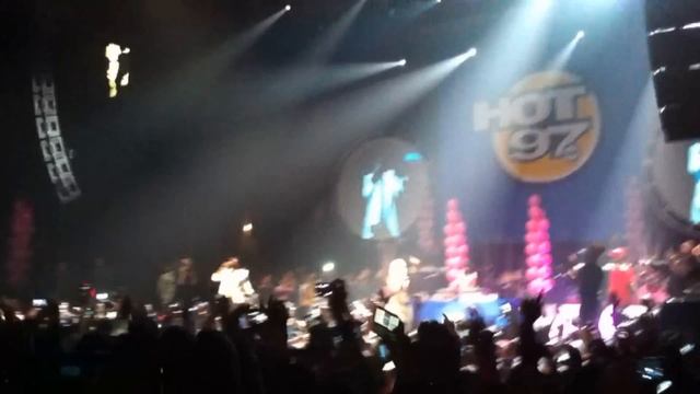 Nicki Minaj brings out KANYE at Concert! смотреть онлайн