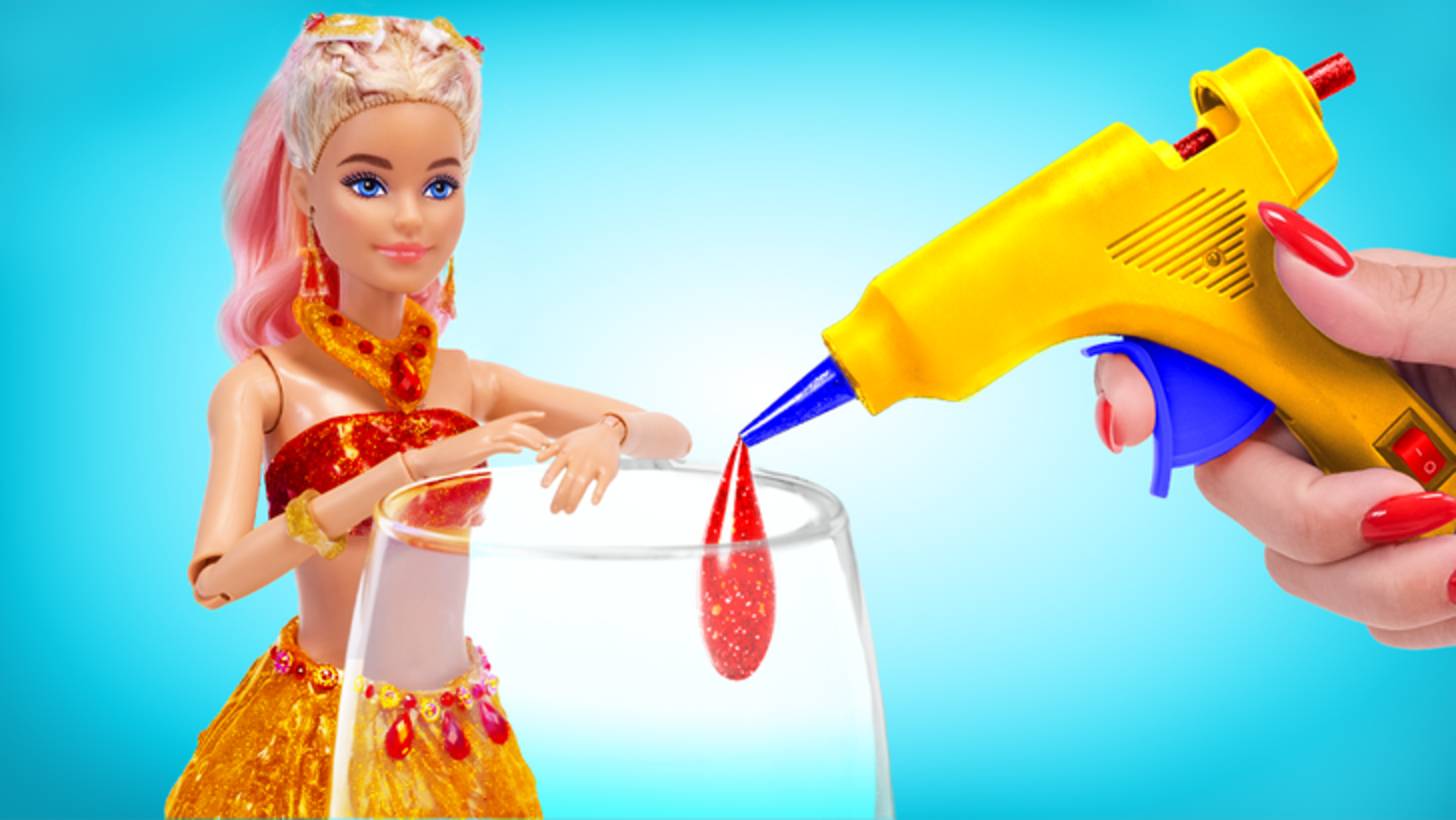 Как быстро сделать красивый кукольный наряд из горячего клея! 💃🔥 смотреть онлайн