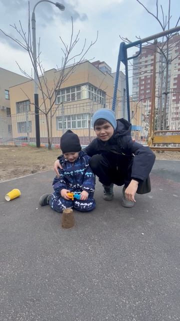 Володя и его друг Саша. Володя сделал куличик. На площадке во дворе. Володе 3,8 года смотреть онлайн