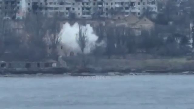 Эпичные кадры выстрела нашего ПТУРа по зданию на правом берегу Днепра смотреть онлайн