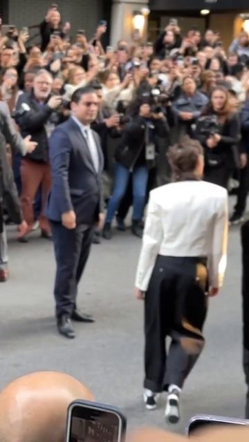 Kristin Stewart almost unrecognizable at METgala2023! #kristinstewart #kstew #fashion #trending смотреть онлайн