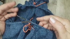 Очень ПРОСТОЙ СПОСОБ НАБОРА ПЕТЕЛЬ ПОДРЕЗА с помощью бросовой нити рукава. Вязание спицами