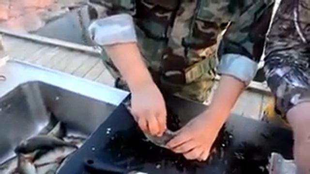 як швидко почистити рибу