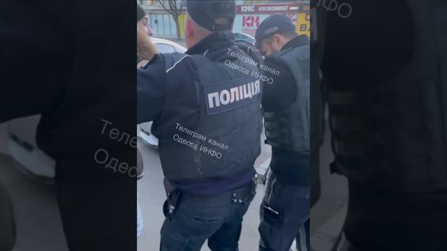 ТЦК. Сотрудники ТЦК «запаковали» парня в бусик, после чего «скрутили» и девушку.