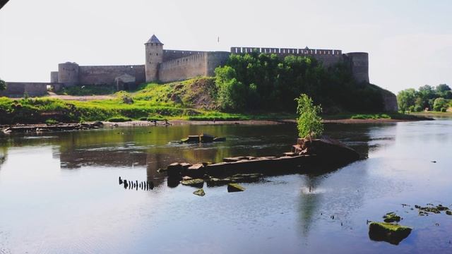 Ивангородская крепость, вид с нарвского берега. смотреть онлайн