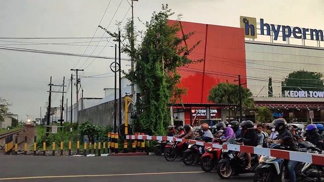 Kereta Api Panjang VS Eater Bus & Truk Telolet | Ada Kereta Berkepala Beruang Nih Temen Temen 😂🤣🤣 смотреть онлайн