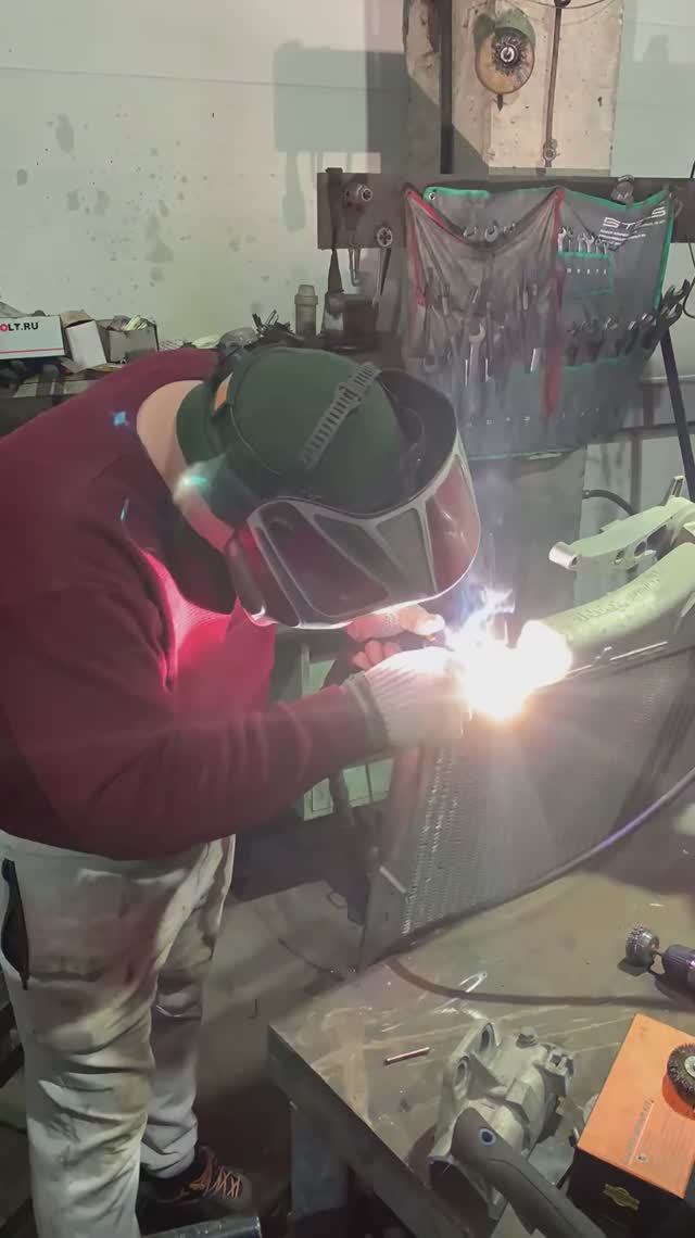 Сварка ремонт интеркуллера !
Один кабан сломал Другой чинит 🤣