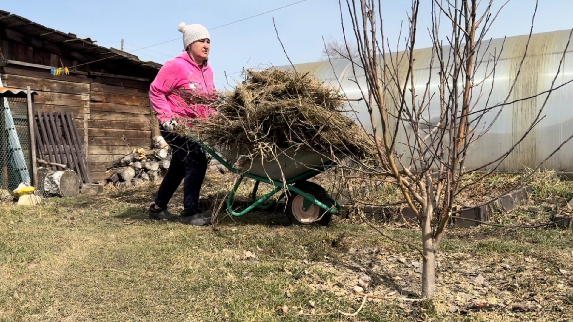 В ДЕРЕВЕНСКОМ доме РАБОТЫ хватает. Чищу. Мою .Болтаю. смотреть онлайн