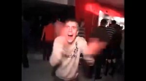 Угарный парень на дискотеке