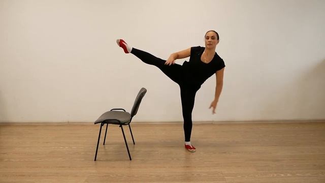 Переносим ногу через стул назад смотреть онлайн