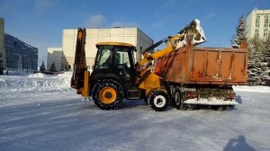 Экскаватор погрузчик чистит снег и грузит в самосвал в Белгороде на spetskran40.ru