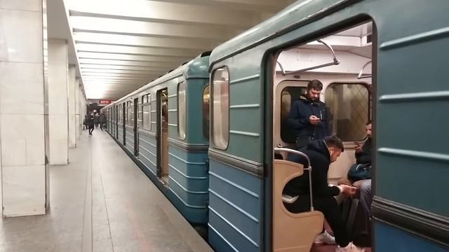 Ёж3 и ЕМ-508Т На станции Волгоградский проспект смотреть онлайн