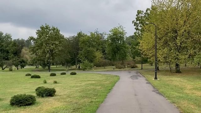 Stând în ploaie, orfana însărcinată nu știa ce să facă, când deodată a auzit în spatele ei... смотреть онлайн