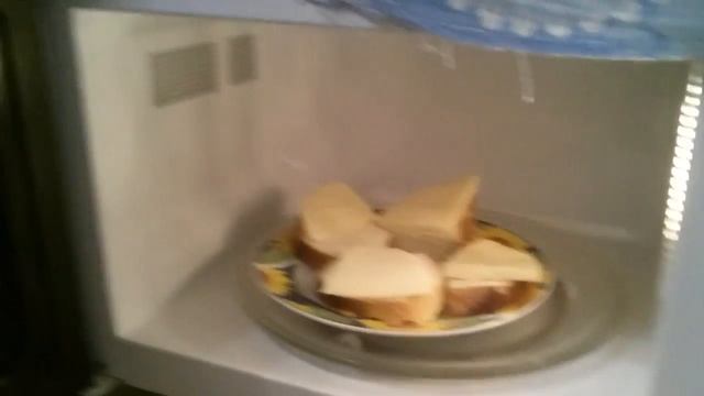 Делаем бутеры с горячим сыром!