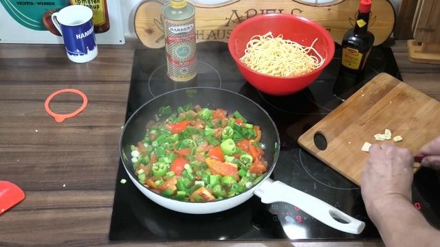 Maggi Spaghetti mit Peperoni, Paprika, Lauchzwiebeln, Hausmannskost, смотреть онлайн
