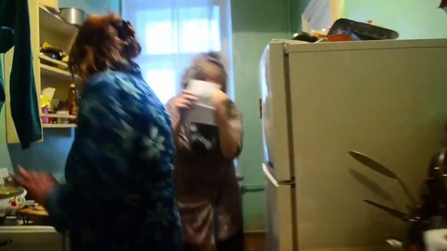 Питерские пенсионерки поддержали курсантов летного училища смотреть онлайн