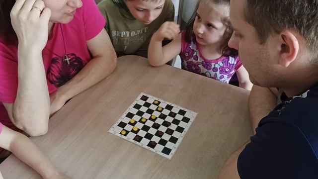 Играем с детьми в съедобные шашки ♟️