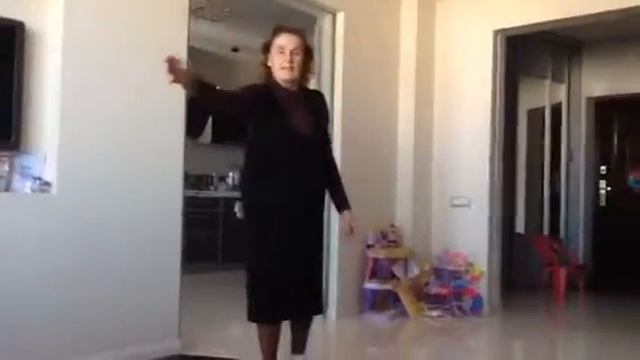 Бабушка кидает мяч и говорит круасаны смотреть онлайн