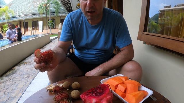 Poizkušam eksotično sadje v Indoneziji смотреть онлайн
