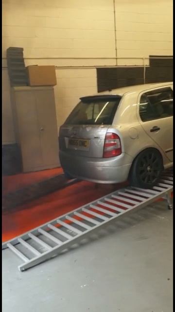 Skoda Fabia VRS 1.9tdi - 335bhp/550nm смотреть онлайн