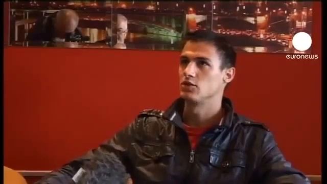 Боснийцы и сербы наблюдают за судом над Младичем в. смотреть онлайн