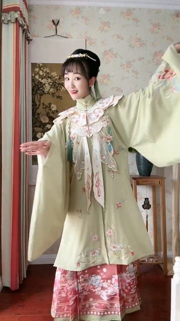 Traditional fashion show:The Ming style is really gentle! The design shoulder is really beautiful смотреть онлайн