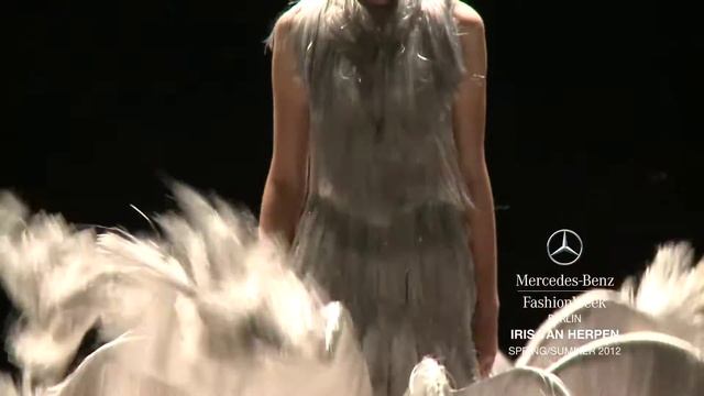 IRIS VAN HERPEN Fashion Week in Berlin 8. Juli 2011 смотреть онлайн