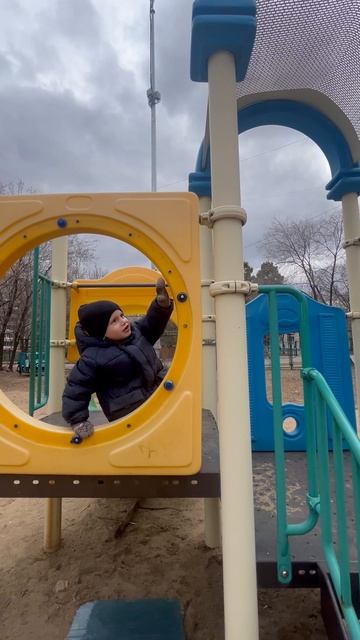 Володя на площадке во дворе. Володе 3,8 лет смотреть онлайн