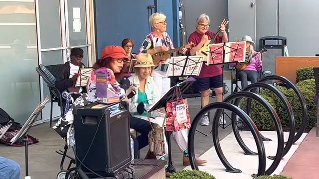 CALI ROSE & THE CC STRUMMERS PLAY UKULELE AND SING "GRAB A LITTLE SUNSHINE" смотреть онлайн