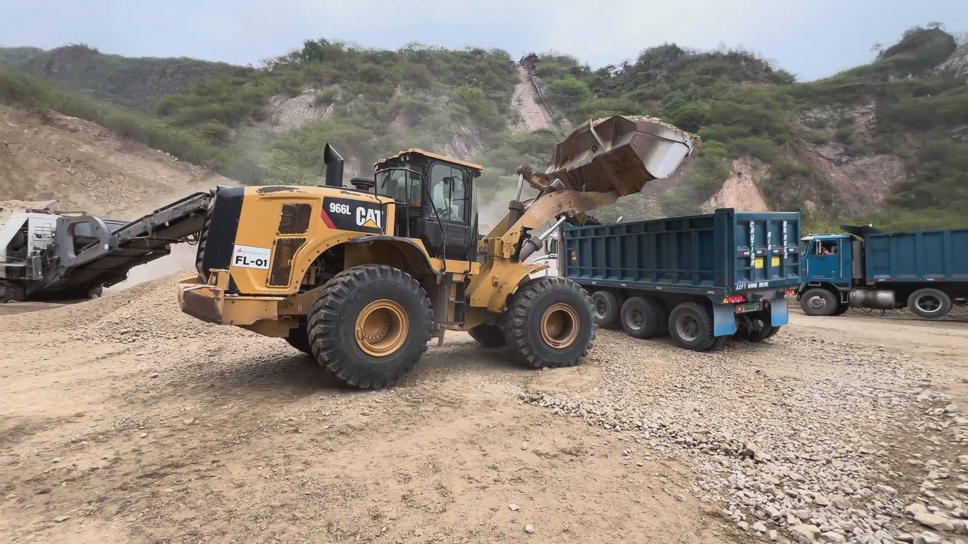 РАБОТАЕТ ПОГРУЗЧИК! Загрузка САМОСВАЛА! смотреть онлайн