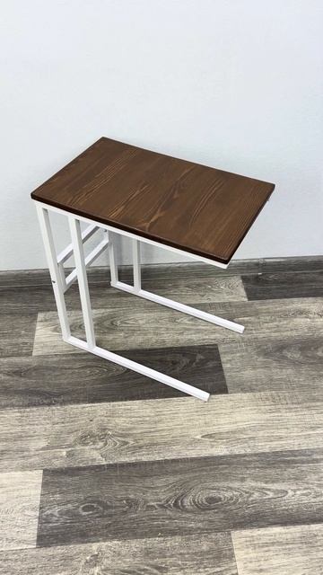 Стол прикроватный Loft со столешницей цвета темного дуба из массива сосны и белыми стальными ножкам