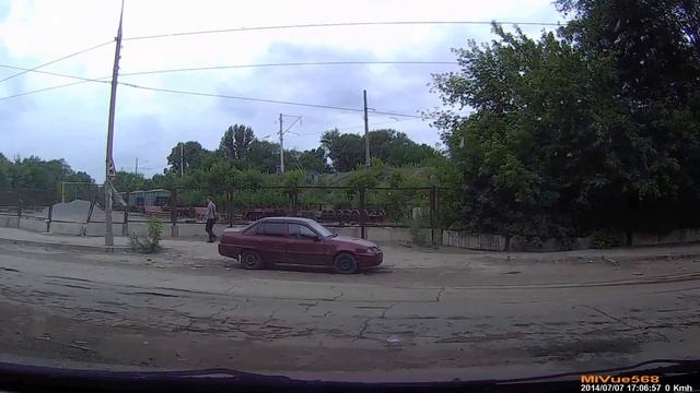 Очередной любитель залезть под большегруз. смотреть онлайн