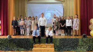 Песня «Служили три пилота» в исполнении школьников младших классов в честь праздника 23 февраля