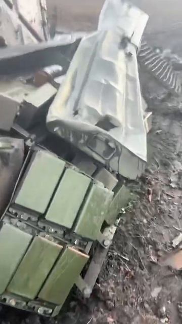 Разложенный на атомы взрывом боекомплекта Т-64БВ ВСУ. смотреть онлайн