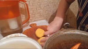 НАРЕЗАЮ овощи для борща